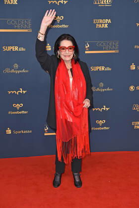 Nana Mouskouri bei der GOLDENE HENNE 2022 in der Media City in Leipzig am 07.01.2022 - Roter Teppich