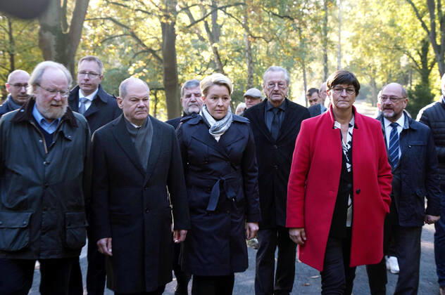 Bilder des Jahres 2022, News 10 Oktober News Themen der Woche KW40 News Bilder des Tages Wolfgang Thierse, Olaf Scholz, Franziska Giffey, Peter Brandt, Saskia Esken und Martin Schulz bei der Kranzniederlegung am Grab des ehemaligen Regierenden Bürgermeisters und Bundeskanzlers Willy Brandt aus Anlass des 30. Todestages auf dem Waldfriedhof Zehlendorf. Berlin, 08.10.2022