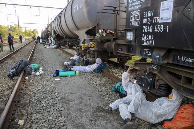 Bilder des Jahres 2022, News 10 Oktober News Themen der Woche KW40 News Bilder des Tages Illustration picture shows demonstraters blocking and chained on a TotalEnergies railway during the start of a large-scale blockade of an oil infrastructure of TotalEnergies in Belgium, organized by the coalition Code Rood , in Feluy - Seneffe, Saturday 08 October 2022. This will be the first action of this new coalition, which invites everyone to participate. With massive civil disobedience, Code Rood wants to point out the fossil fuel industry s responsibility in the climate crisis and demand a socially and environmentally just transition  NICOLASxMAETERLINCK 46559983