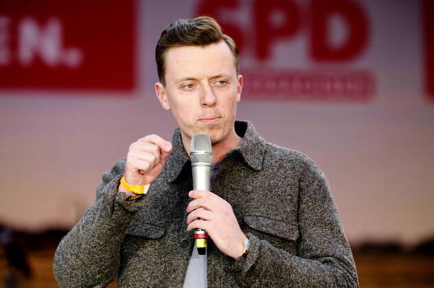 Adis Ahmetovic bei der Abschlußveranstaltung der SPD im Landtagswahlkampf 2022 auf dem Marktplatz an der Marktkirche. Hannover, 08.10.2022