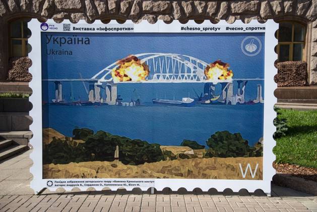 Ukraine-Krieg, Jahrestag der Invasion, Chronologie der Ereignisse, Archivbilder Bilder des Jahres 2022, News 10 Oktober News Themen der Woche KW40 News Bilder des Tages October 9, 2022, Kyiv, Kyiv, Ukraine: A large illustration of a stamp, showing destruction of Crimean bridge is seen in downtown Kyiv. On October 8, several sections of the bridge were destroyed and a train with fuel, that was moving on the railway part of the bridge, caught fire. Russia annexed Crimea March 18, 2014 to begin their war on peaceful Ukraine. Russia started the full-scale invasion of Ukraine on February 24, 2022. Kyiv Ukraine - ZUMAa213 20221009_zip_a213_003 Copyright: xDanyloxAntoniukx