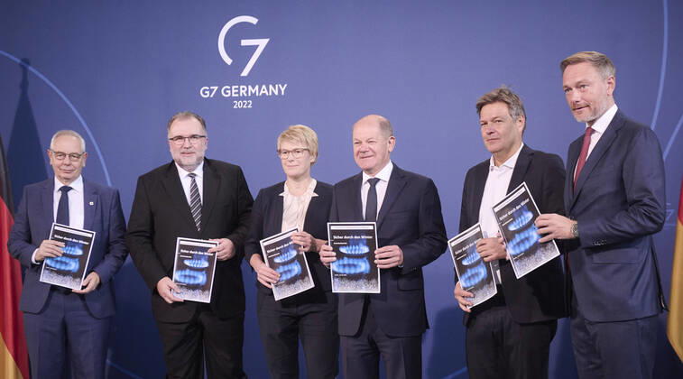 Bilder des Jahres 2022, News 10 Oktober News Themen der Woche KW41 News Bilder des Tages Berlin, Übergabe des Vorschlags der Unabhängigen Kommission Erdgas und Wärme an Scholz, Lindner und Habeck Übergabe des Vorschlags der Unabhängigen Kommission Erdgas und Wärme an Olaf Scholz (Bundeskanzler, SPD), Christian Lindner (Bundesminister der Finanzen, Vizekanzler, FDP) und Robert Habeck (Bundesminister für Wirtschaft und Klimaschutz, Vizekanzler, Bündnis 90 Die Grünen) am 10.10.2022 in Berlin. Berlin Berlin Deutschland