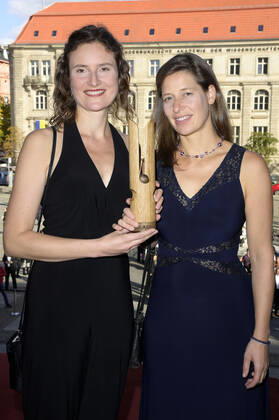 Anna-Luise Oppelt und Mareike Neumann bei der Verleihung des Opus Klassik 2022 im Konzerthaus am Gendarmenmarkt. Berlin, 09.10.2022