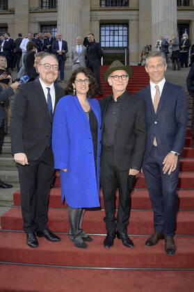 Clemens Trautmann, Kleopatra Sofroniou, Ludovico Einaudi und Frank Briegmann bei der Verleihung des Opus Klassik 2022 im Konzerthaus am Gendarmenmarkt. Berlin, 09.10.2022