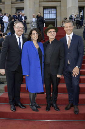 Clemens Trautmann, Kleopatra Sofroniou, Ludovico Einaudi und Frank Briegmann bei der Verleihung des Opus Klassik 2022 im Konzerthaus am Gendarmenmarkt. Berlin, 09.10.2022