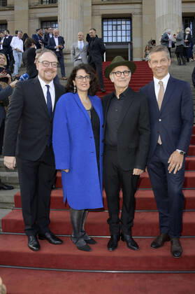 Clemens Trautmann, Kleopatra Sofroniou, Ludovico Einaudi und Frank Briegmann bei der Verleihung des Opus Klassik 2022 im Konzerthaus am Gendarmenmarkt. Berlin, 09.10.2022
