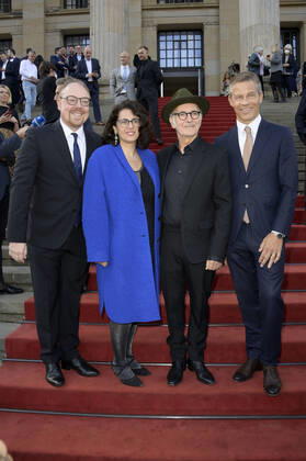 Clemens Trautmann, Kleopatra Sofroniou, Ludovico Einaudi und Frank Briegmann bei der Verleihung des Opus Klassik 2022 im Konzerthaus am Gendarmenmarkt. Berlin, 09.10.2022