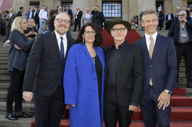 Clemens Trautmann, Kleopatra Sofroniou, Ludovico Einaudi und Frank Briegmann bei der Verleihung des Opus Klassik 2022 im Konzerthaus am Gendarmenmarkt. Berlin, 09.10.2022