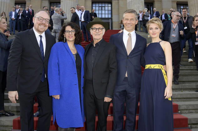 Clemens Trautmann, Kleopatra Sofroniou, Ludovico Einaudi, Frank Briegmann und Magdalena Hoffmann bei der Verleihung des Opus Klassik 2022 im Konzerthaus am Gendarmenmarkt. Berlin, 09.10.2022
