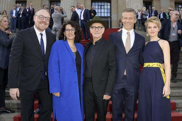 Clemens Trautmann, Kleopatra Sofroniou, Ludovico Einaudi, Frank Briegmann und Magdalena Hoffmann bei der Verleihung des Opus Klassik 2022 im Konzerthaus am Gendarmenmarkt. Berlin, 09.10.2022