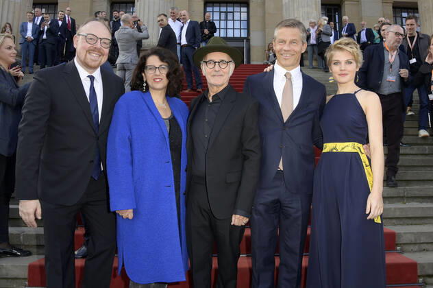 Clemens Trautmann, Kleopatra Sofroniou, Ludovico Einaudi, Frank Briegmann und Magdalena Hoffmann bei der Verleihung des Opus Klassik 2022 im Konzerthaus am Gendarmenmarkt. Berlin, 09.10.2022