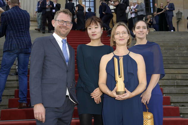 Gast, Suyeon Kang, Bettina Lange und Jennifer Anschel bei der Verleihung des Opus Klassik 2022 im Konzerthaus am Gendarmenmarkt. Berlin, 09.10.2022