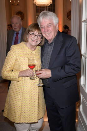 Rolf Zuckowski mit Ehefrau Monika bei der Verleihung des Opus Klassik 2022 im Konzerthaus am Gendarmenmarkt. Berlin, 09.10.2022