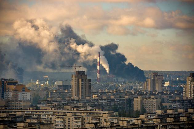Ukraine-Krieg, Jahrestag der Invasion, Chronologie der Ereignisse, Archivbilder Bilder des Jahres 2022, News 10 Oktober News Themen der Woche KW41 News Bilder des Tages Ukraine-Konflikt, Raketenangriff auf Kiew KYIV, UKRAINE - OCTOBER 10, 2022 - Black smoke rises over the Ukrainian capital as a result of russian missile attacks, Kyiv, capital of Ukraine.  Copyright: xYevhenxKotenkox