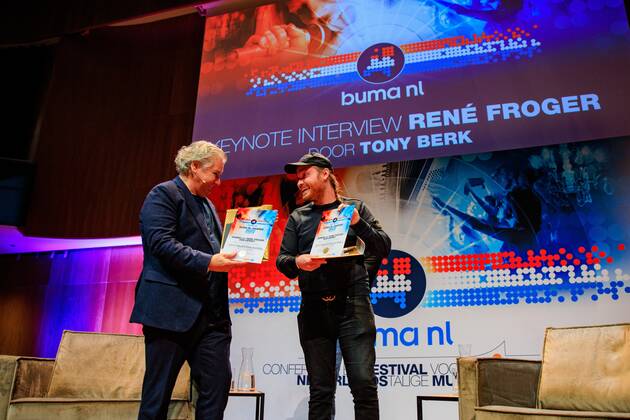 2022-10-10 14:22:54 UTRECHT - Singer Rene Froger and Donnie receive the Buma NL Award in the category Most Successful Single from Mart Hoogkamer in TivoliVredenburg. ANP LEVIN DEN BOER netherlands out - belgium out