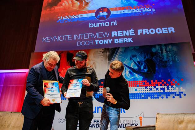 2022-10-10 14:23:02 UTRECHT - Singer Rene Froger and Donnie receive the Buma NL Award in the category Most Successful Single from Mart Hoogkamer in TivoliVredenburg. ANP LEVIN DEN BOER netherlands out - belgium out
