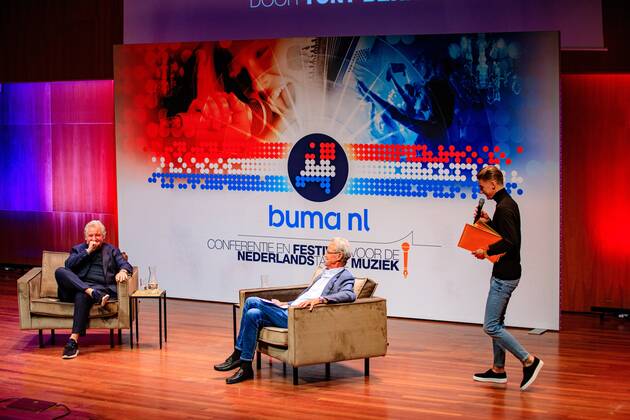 2022-10-10 14:21:22 UTRECHT - Singer Rene Froger receives the Buma NL Award in the category Most Successful Single from Mart Hoogkamer in TivoliVredenburg. ANP LEVIN DEN BOER netherlands out - belgium out