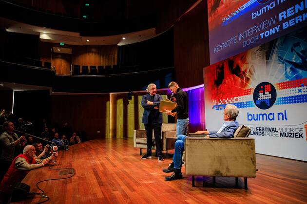 2022-10-10 14:21:57 UTRECHT - Singer Rene Froger receives the Buma NL Award in the category Most Successful Single from Mart Hoogkamer in TivoliVredenburg. ANP LEVIN DEN BOER netherlands out - belgium out