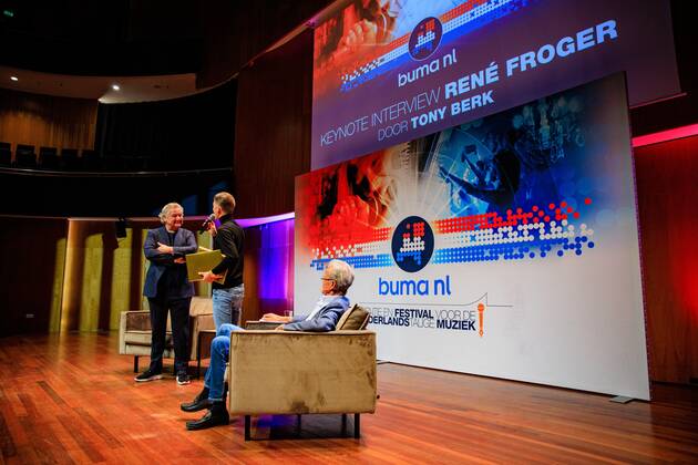 2022-10-10 14:22:13 UTRECHT - Singer Rene Froger receives the Buma NL Award in the category Most Successful Single from Mart Hoogkamer in TivoliVredenburg. ANP LEVIN DEN BOER netherlands out - belgium out