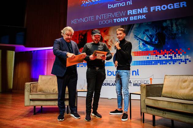 2022-10-10 14:23:23 UTRECHT - Singer Rene Froger and Donnie receive the Buma NL Award in the category Most Successful Single from Mart Hoogkamer in TivoliVredenburg. ANP LEVIN DEN BOER netherlands out - belgium out