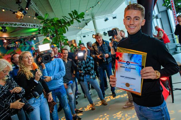 2022-10-10 15:16:02 UTRECHT - Singer Mart Hoogkamer receives the Buma NL Award in the category Best Live Act in TivoliVredenburg. ANP LEVIN DEN BOER netherlands out - belgium out