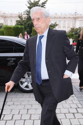 October 10, 2022, Madrid, Spain: Author Mario Vargas Llosa arrives for the Madrileno del Ano 2022 awards at the Royal Theater in Madrid. Madrid Spain - ZUMAs197 20221010_zaa_s197_393 Copyright: xAtilanoxGarciax