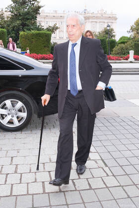 October 10, 2022, Madrid, Spain: Author Mario Vargas Llosa arrives for the Madrileno del Ano 2022 awards at the Royal Theater in Madrid. Madrid Spain - ZUMAs197 20221010_zaa_s197_391 Copyright: xAtilanoxGarciax