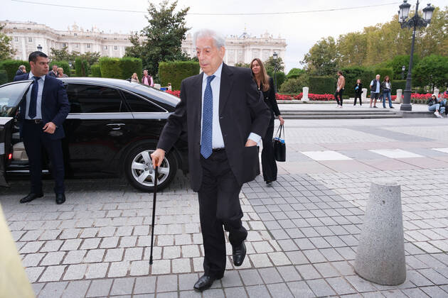 October 10, 2022, Madrid, Spain: Author Mario Vargas Llosa arrives for the Madrileno del Ano 2022 awards at the Royal Theater in Madrid. Madrid Spain - ZUMAs197 20221010_zaa_s197_394 Copyright: xAtilanoxGarciax