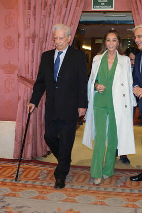 October 10, 2022, Madrid, Spain: Author Mario Vargas Llosa and Isabel Preysler attend the Madrileno del Ano 2022 awards at the Royal Theater in Madrid. Madrid Spain - ZUMAs197 20221010_zaa_s197_395 Copyright: xAtilanoxGarciax