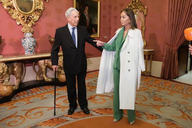 October 10, 2022, Madrid, Spain: Author Mario Vargas Llosa and Isabel Preysler attend the Madrileno del Ano 2022 awards at the Royal Theater in Madrid. Madrid Spain - ZUMAs197 20221010_zaa_s197_396 Copyright: xAtilanoxGarciax
