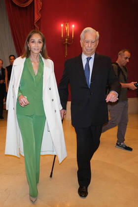October 10, 2022, Madrid, Spain: Isabel Preysler and Author Mario Vargas Llosa attend the Madrileno del Ano 2022 awards at the Royal Theater in Madrid. Madrid Spain - ZUMAs197 20221010_zaa_s197_397 Copyright: xAtilanoxGarciax