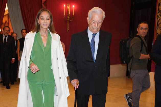 October 10, 2022, Madrid, Spain: Isabel Preysler and Author Mario Vargas Llosa attend the Madrileno del Ano 2022 awards at the Royal Theater in Madrid. Madrid Spain - ZUMAs197 20221010_zaa_s197_398 Copyright: xAtilanoxGarciax