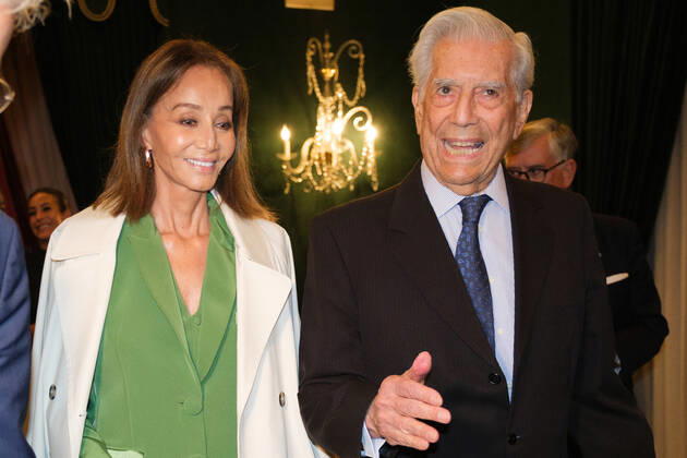 Entertainment Bilder des Tages October 10, 2022, Madrid, Spain: Isabel Preysler and Author Mario Vargas Llosa attend the Madrileno del Ano 2022 awards at the Royal Theater in Madrid. Madrid Spain - ZUMAs197 20221010_zaa_s197_400 Copyright: xAtilanoxGarciax
