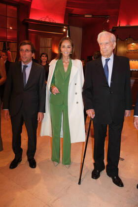 October 10, 2022, Madrid, Spain: Joseluis Martinez Almeida, Isabel Preysler and Author Mario Vargas Llosa attend the Madrileno del Ano 2022 awards at the Royal Theater in Madrid. Madrid Spain - ZUMAs197 20221010_zaa_s197_403 Copyright: xAtilanoxGarciax