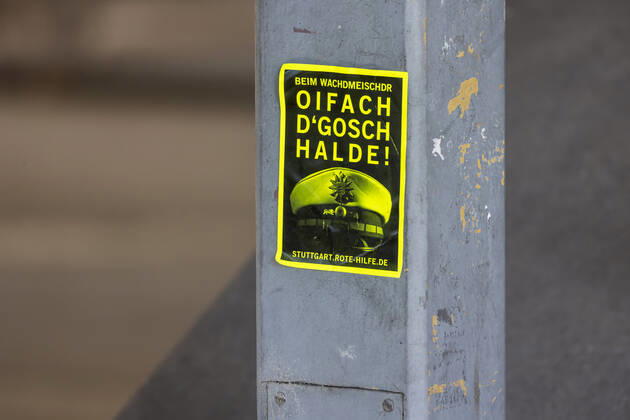 Beim Wachtmeister einfach die Klappe halten. In schwäbischem Idiom macht eine linke Initiative auf ihre Unterstützung aufmerksam, sollte jemand in Konflikt mit der Polizei gerten. 08.10.2022: Deutschland, Baden-Württemberg, Stuttgart.