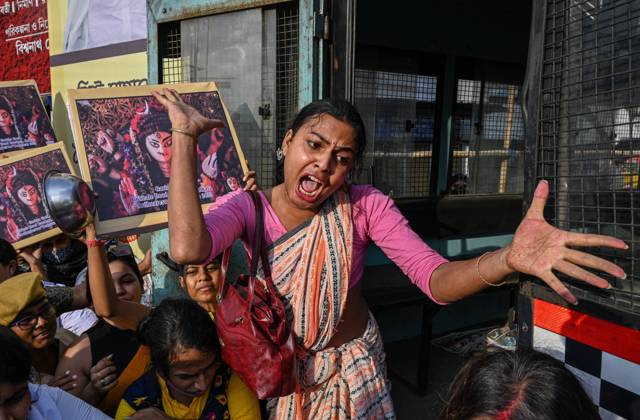 Bilder des Jahres 2022, News 10 Oktober News Themen der Woche KW41 Protest Of Transgender Rights Activists A transgender rights activist shouts slogans during an anti-government demonstration in Kolkata on October 12, 2022. The demonstration was organised to protest against the West Bengal (an eastern Indian state) government s decision not to provide financial help to their Durga puja. Kolkata India  Copyright: xSankhadeepxBanerjeex originalFilename: banerjee-notitle221012_npF13.jpg