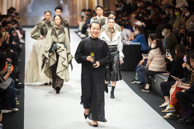 Bilder des Jahres 2022, Entertainment 10 Oktober Entertainment Themen der Woche KW41 October 13, 2022, Taipei, Taipei, Taiwan, China, Republic of China: Hu Jun Cheng holds the first prize when the models present winning collection Century of sword during Fashion Week Designer Award Ceremony in Taipei, Taiwan on 13 10 2022 by Taipei Taiwan, China, Republic of China - ZUMAw80_ 20221013_zaf_w80_004 Copyright: xWiktorxDabkowskix