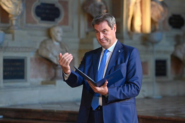 Markus SOEDER (Ministerpraesident Bayern und CSU Vorsitzender),winkt herbei,Gestik, Einzelbild,angeschnittenes Einzelmotiv, Halbfigur,halbe Figur. Verleihung Bayerischer Verdienstorden im Antiquarium der Muenchner Residenz am 13.10.2022.