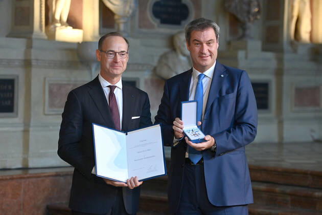 Oliver BAETE (Vorstandsvorsitzender Allianz) erhaelt von Markus SOEDER (Ministerpraesident Bayern und CSU Vorsitzender) den Bayerischen Verdienstorden. Verleihung Bayerischer Verdienstorden im Antiquarium der Muenchner Residenz am 13.10.2022.
