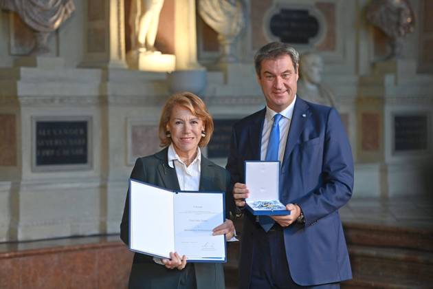 Gaby DOHM (Schauspielerin) erhaelt von Markus SOEDER (Ministerpraesident Bayern und CSU Vorsitzender) den Bayerischen Verdienstorden. Verleihung Bayerischer Verdienstorden im Antiquarium der Muenchner Residenz am 13.10.2022.