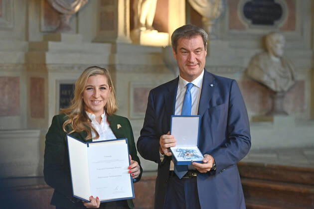 Anni Friesinger Postma (Ex Eisschnelllaeuferin) erhaelt von Markus SOEDER (Ministerpraesident Bayern und CSU Vorsitzender) den Bayerischen Verdienstorden. Verleihung Bayerischer Verdienstorden im Antiquarium der Muenchner Residenz am 13.10.2022.
