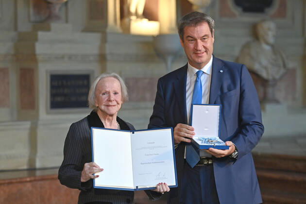 Enzi FUCHS (Schauspielerin) erhaelt von Markus SOEDER (Ministerpraesident Bayern und CSU Vorsitzender) den Bayerischen Verdienstorden. Verleihung Bayerischer Verdienstorden im Antiquarium der Muenchner Residenz am 13.10.2022.