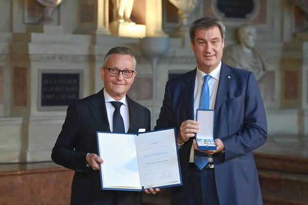 Prof. Klaus Jodef LUTZ erhaelt von Markus SOEDER (Ministerpraesident Bayern und CSU Vorsitzender) den Bayerischen Verdienstorden. Verleihung Bayerischer Verdienstorden im Antiquarium der Muenchner Residenz am 13.10.2022.