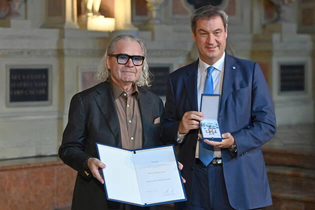 Thomas SABO (Designer) erhaelt von Markus SOEDER (Ministerpraesident Bayern und CSU Vorsitzender) den Bayerischen Verdienstorden. Verleihung Bayerischer Verdienstorden im Antiquarium der Muenchner Residenz am 13.10.2022.