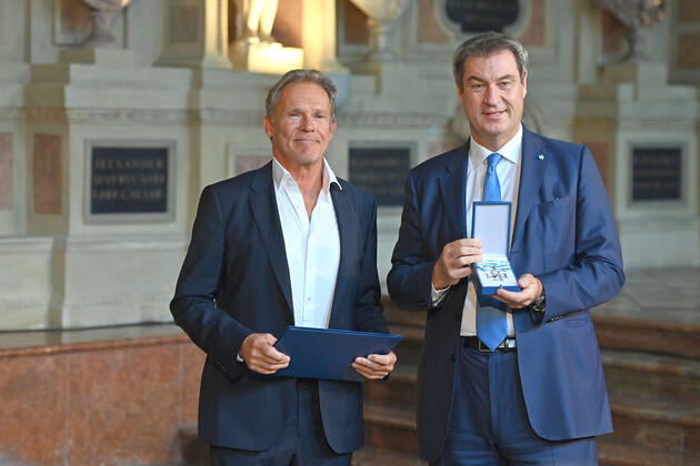 Christian TRAMITZ (Schauspieler) erhaelt von Markus SOEDER (Ministerpraesident Bayern und CSU Vorsitzender) den Bayerischen Verdienstorden. Verleihung Bayerischer Verdienstorden im Antiquarium der Muenchner Residenz am 13.10.2022.