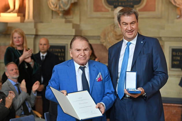 Fritz WEPPER (Schauspieler) erhaelt von Markus SOEDER (Ministerpraesident Bayern und CSU Vorsitzender) den Bayerischen Verdienstorden. Verleihung Bayerischer Verdienstorden im Antiquarium der Muenchner Residenz am 13.10.2022.