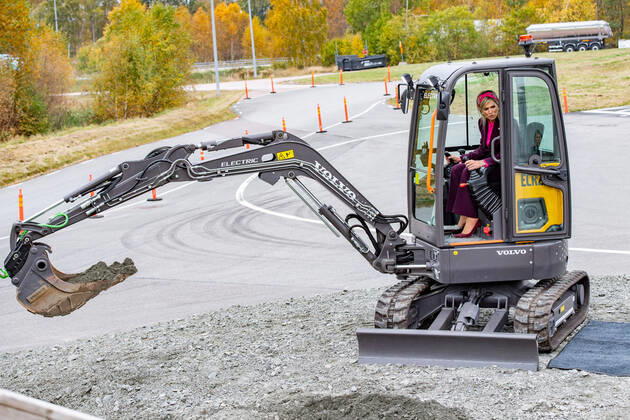 Bilder des Jahres 2022, Entertainment 10 Oktober Entertainment Themen der Woche KW41 Entertainment Bilder des Tages 13-10-2022 Sweden Queen Maxima in an electric excavator while visiting the Volvo Trucks Experience Cente on the last day of the 3 day statevisit to Gothenburg (Goteborg), Sweden. Â  Copyright: xPPEx