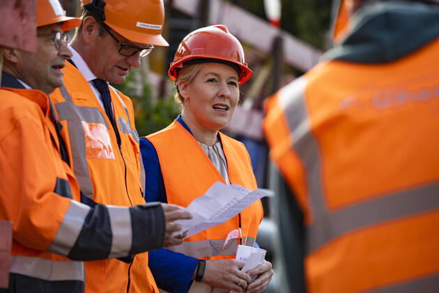 Bilder des Jahres 2022, News 10 Oktober News Themen der Woche KW41 Die Regierende Buergermeisterin Franziska Giffey (C)waehrend der Taufe der Tunnelvortriebsmaschine für den Ersatzbau der Kabeldiagonale in Berlin am 13. Oktober 2022. Taufe der Tunnelvortriebsmaschine für den Ersatzbau der Kabeldiagonale Berlin