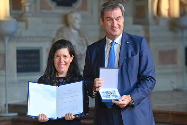 Prof.Dr. Elisabeth ANDRE erhaelt von Markus SOEDER (Ministerpraesident Bayern und CSU Vorsitzender) den Bayerischen Verdienstorden. Verleihung Bayerischer Verdienstorden im Antiquarium der Muenchner Residenz am 13.10.2022.