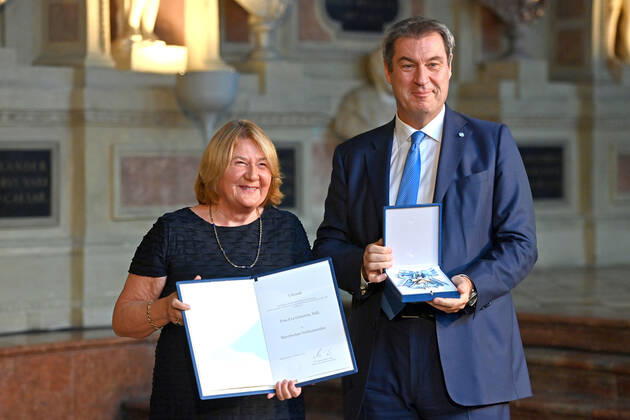 Eva GOTTSTEIN erhaelt von Markus SOEDER (Ministerpraesident Bayern und CSU Vorsitzender) den Bayerischen Verdienstorden. Verleihung Bayerischer Verdienstorden im Antiquarium der Muenchner Residenz am 13.10.2022.